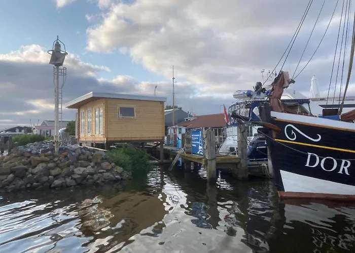 Waterhuisjes Op De Pier Van Lauwersmeerplezier!
